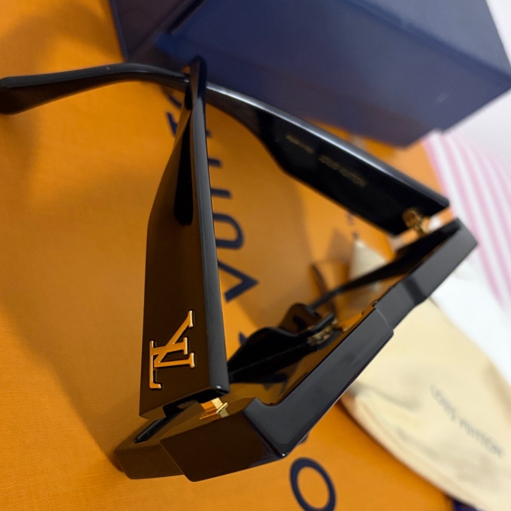 Louis Vuitton
2023 Cyclone Sunglasses - Picture 2 of 8